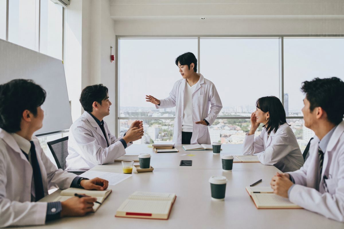 明るい会議室で学び合う薬剤師たち