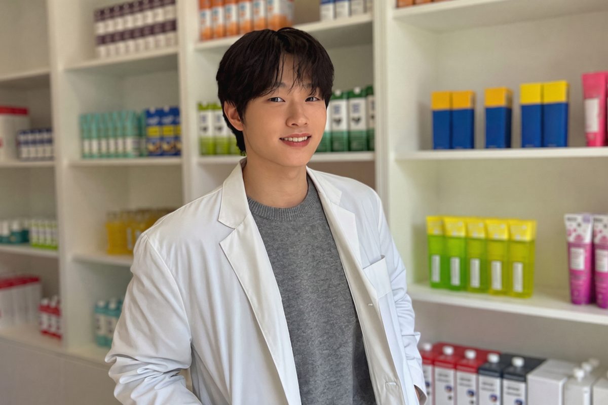 白衣を羽織った若い男性薬剤師